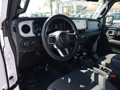 Used 2025 Jeep Wrangler Unlimited Sahara w/ Safety Group AWD/4WD image 16