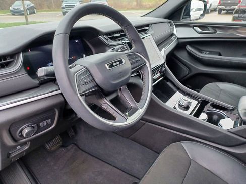 Used 2023 Jeep Grand Cherokee Altitude AWD/4WD image 15