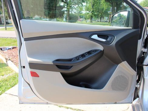 Used 2015 Ford Focus SE w/ SE Sport Package FWD image 12
