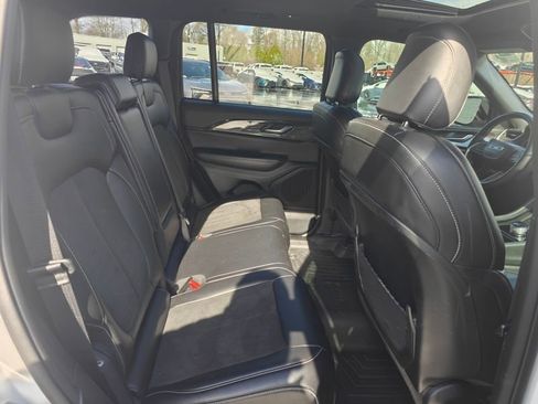 Used 2023 Jeep Grand Cherokee Altitude image 19