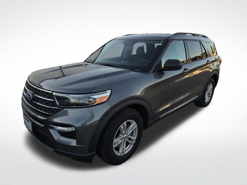 Used 2022 Ford Explorer XLT w/ Equipment Group 202A image 5