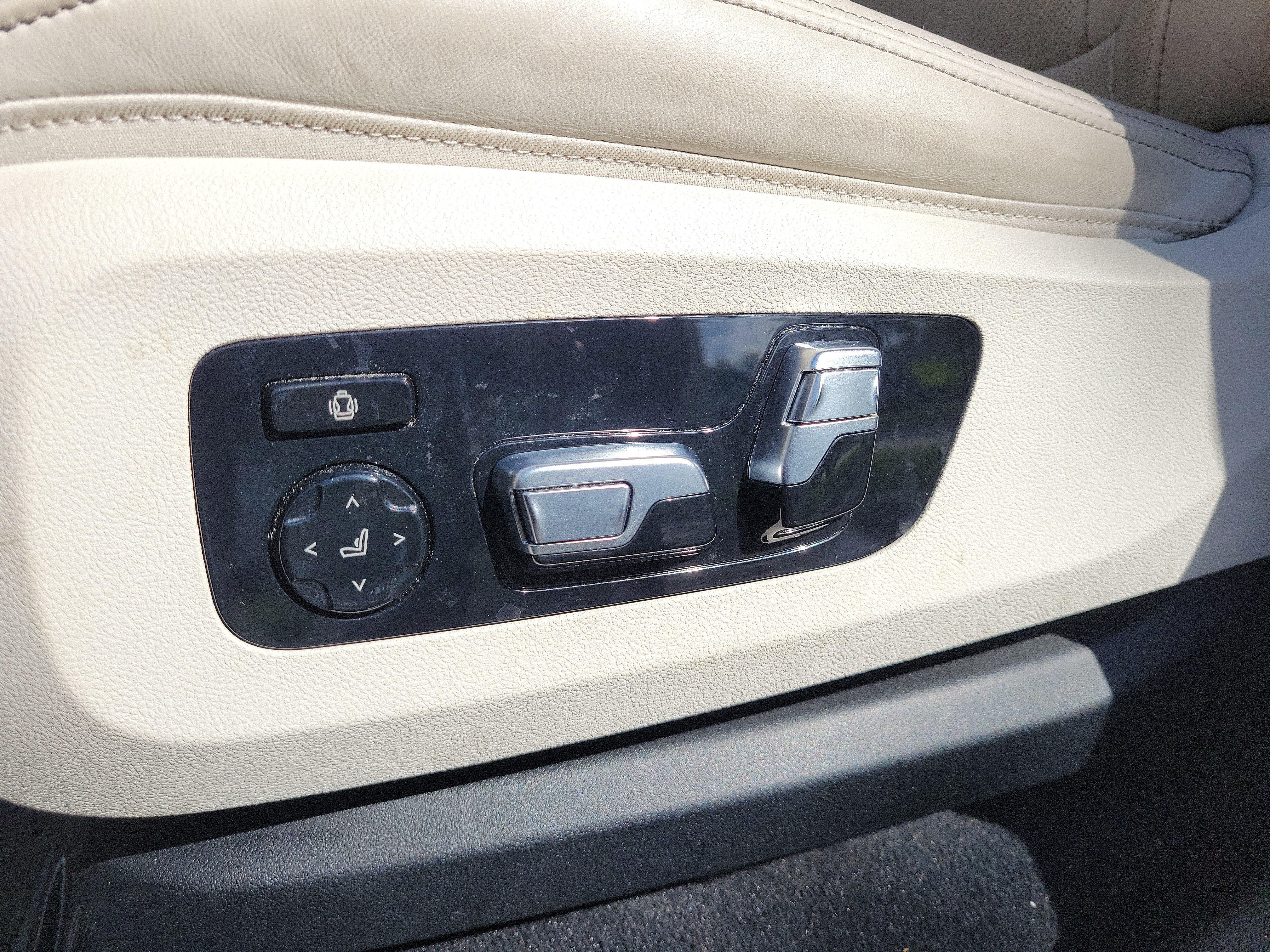 Used 2024 BMW X7 xDrive40i w/ M Sport Package AWD/4WD image 15