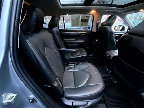 Certified 2022 Toyota Highlander Platinum image 18