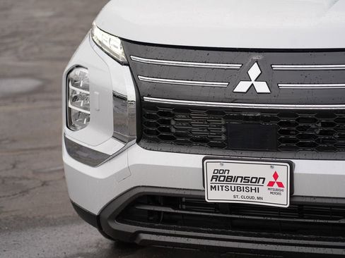 New 2026 Mitsubishi Outlander ES image 9