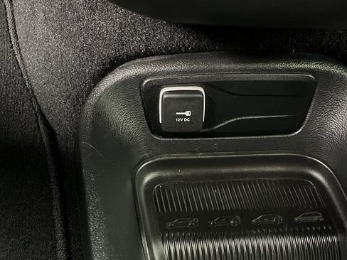 Used 2025 Chrysler Pacifica Select FWD image 24