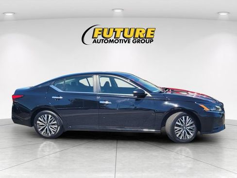 Certified 2025 Nissan Altima 2.5 SV FWD image 3