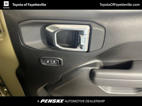 Used 2025 Jeep Gladiator Mojave w/ Convenience Group AWD/4WD image 19