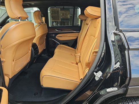 Used 2023 Jeep Grand Cherokee Summit w/ Luxury Tech Group V image 18