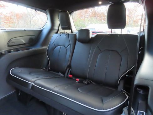 New 2026 Chrysler Pacifica Limited w/ S Appearance Package AWD/4WD image 27