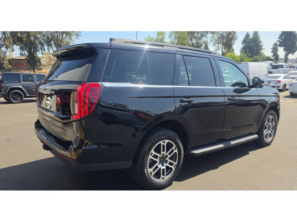 Used 2025 Ford Expedition Active AWD/4WD image 4