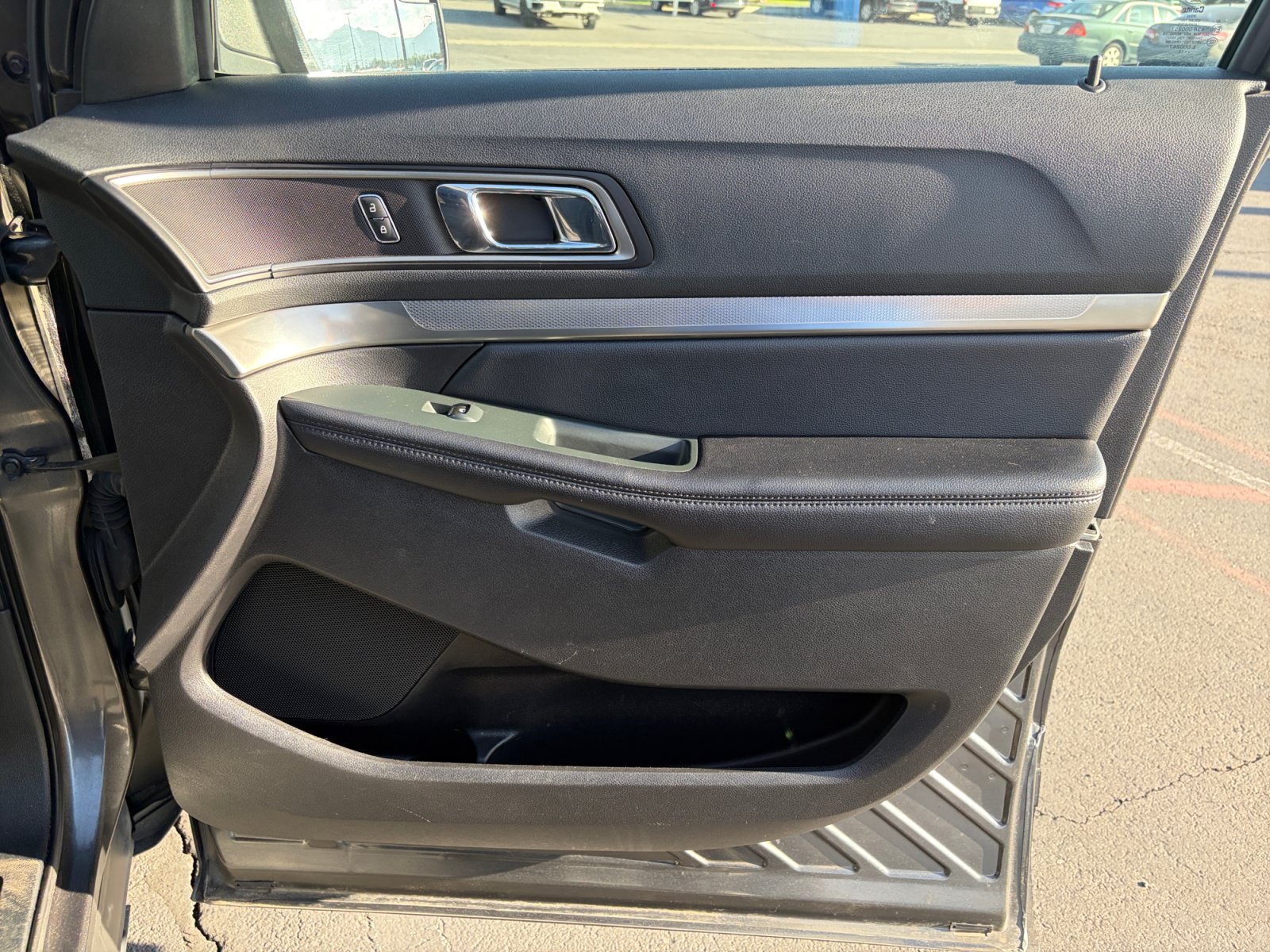 Used 2018 Ford Explorer XLT w/ Equipment Group 201A AWD/4WD image 16
