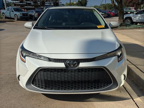 Used 2020 Toyota Corolla XLE FWD image 3