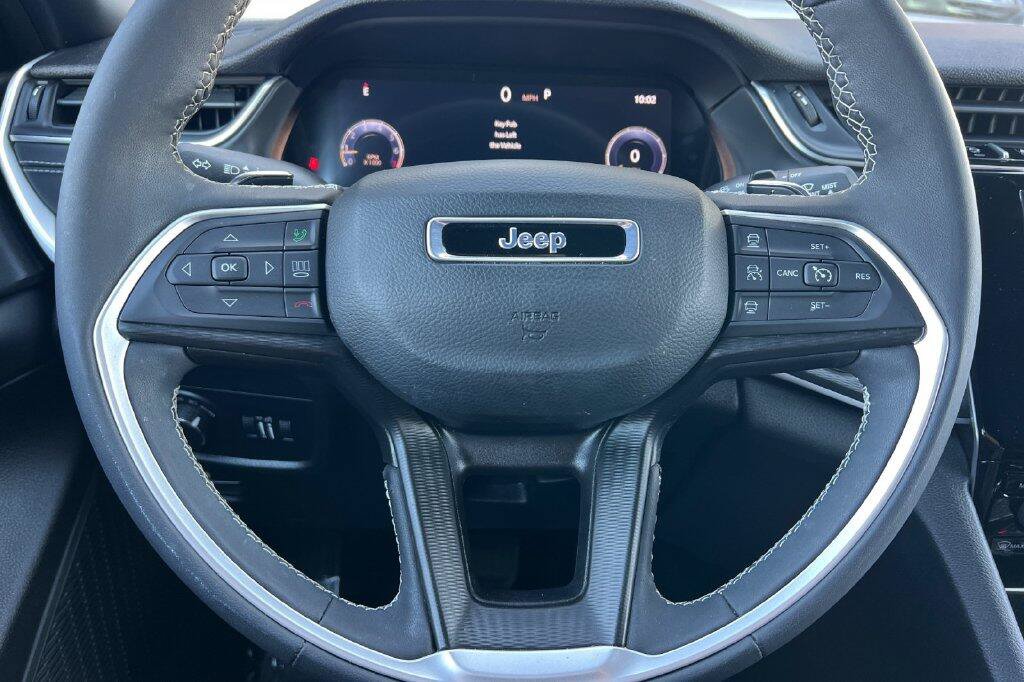Used 2024 Jeep Grand Cherokee Laredo w/ Luxury Tech Group I RWD image 23