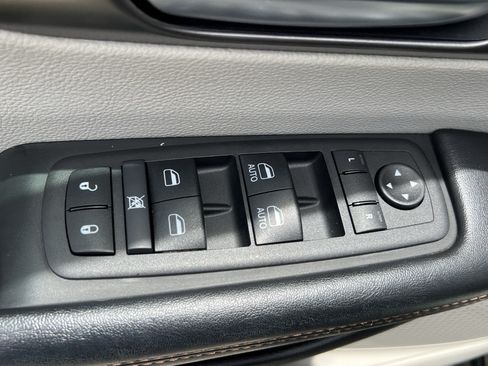 Used 2020 Chrysler Pacifica Touring-L w/ Advanced Safetytec Group FWD image 15
