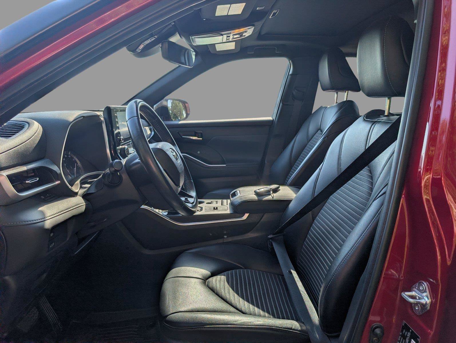Used 2022 Toyota Highlander XSE FWD image 18