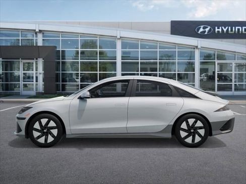 Used 2025 Hyundai Ioniq 6 SE RWD image 3