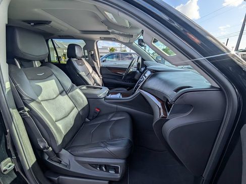 Used 2020 Cadillac Escalade Luxury w/ Escalade Sport Edition AWD/4WD image 19