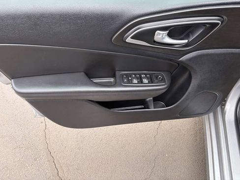 Used 2016 Chrysler 200 Limited Platinum image 17