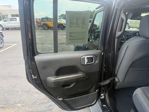 Used 2025 Jeep Wrangler Unlimited Sahara AWD/4WD image 33