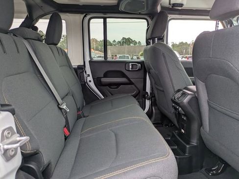 Used 2025 Jeep Wrangler Unlimited Sahara image 30