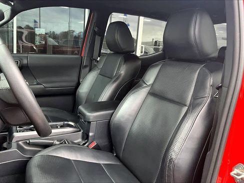 Used 2018 Toyota Tacoma TRD Sport image 7