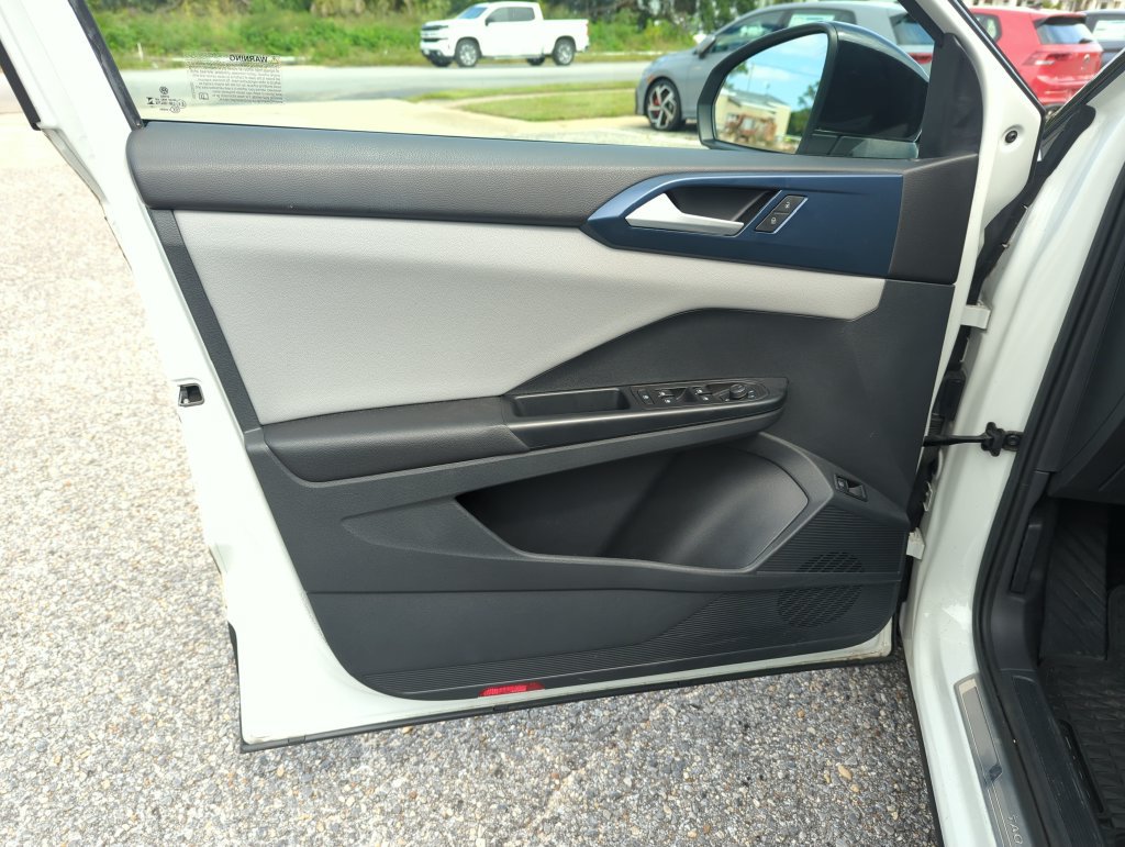 Used 2023 Volkswagen Taos SE w/ Panoramic Sunroof Package FWD image 18