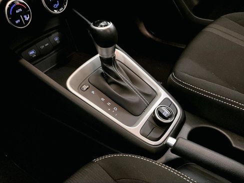 Used 2024 Hyundai Venue SEL image 16