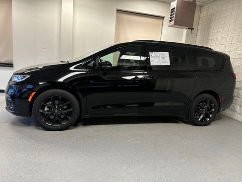 Used 2025 Chrysler Pacifica Limited w/ Trailer Tow Group AWD/4WD image 15