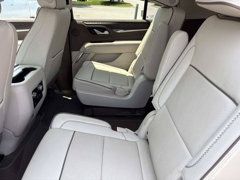 Used 2022 GMC Yukon XL Denali AWD/4WD image 32