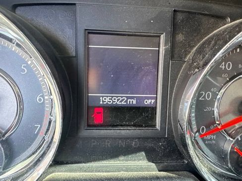 Used 2014 Chrysler Town & Country Touring FWD image 13