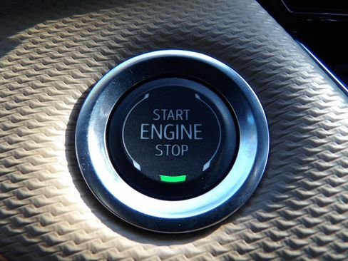 Used 2025 Chevrolet Equinox ACTIV w/ Convenience Package III FWD image 23