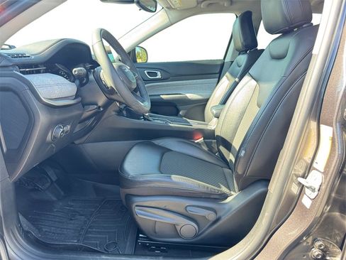 Used 2022 Jeep Compass Latitude image 9