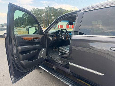 Used 2017 Cadillac Escalade Premium Luxury image 9