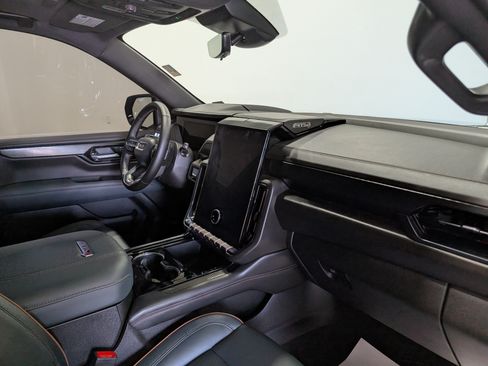 Used 2025 GMC Yukon AT4 w/ AT4 Premium Package AWD/4WD image 20