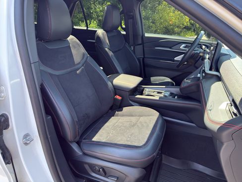 Used 2025 Ford Explorer ST AWD/4WD image 29