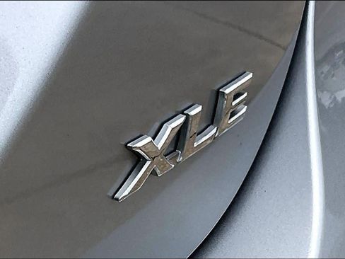 Used 2018 Toyota Camry XLE FWD image 10