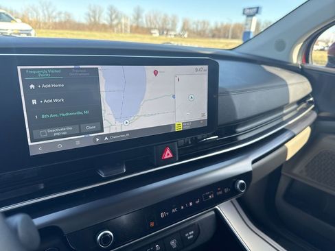 Used 2025 Kia Carnival image 19