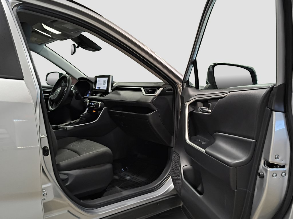 Used 2025 Toyota RAV4 XLE AWD/4WD image 30