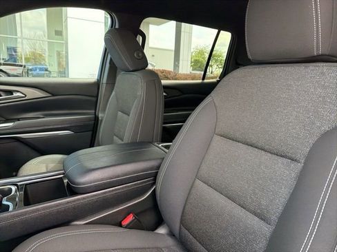 Used 2025 Chevrolet Traverse LT image 14