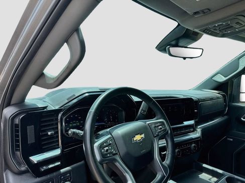 Used 2025 Chevrolet Silverado 3500 LTZ w/ LTZ Convenience Package AWD/4WD image 11
