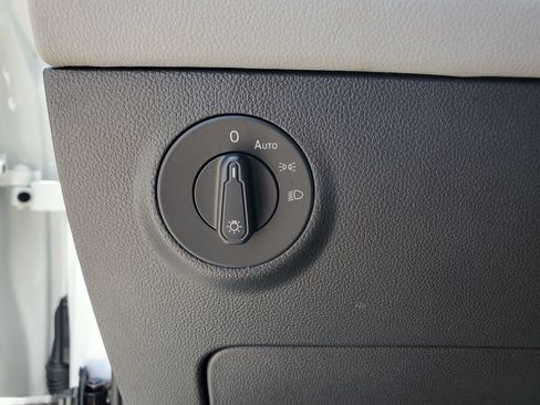 Used 2023 Volkswagen Taos SE w/ Panoramic Sunroof Package FWD image 22