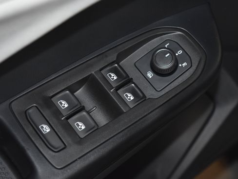 New 2025 Volkswagen Taos SE image 4