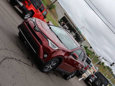 Used 2018 Toyota RAV4 XLE AWD/4WD image 3