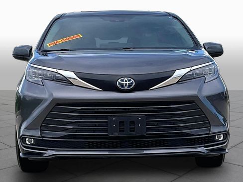Used 2025 Toyota Sienna XLE FWD image 4