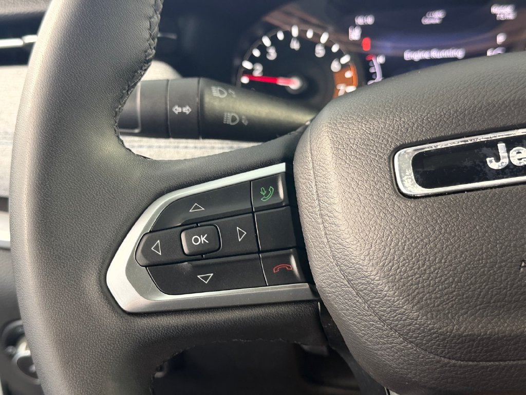 Used 2025 Jeep Compass Latitude w/ Sun & Sound Group AWD/4WD image 23