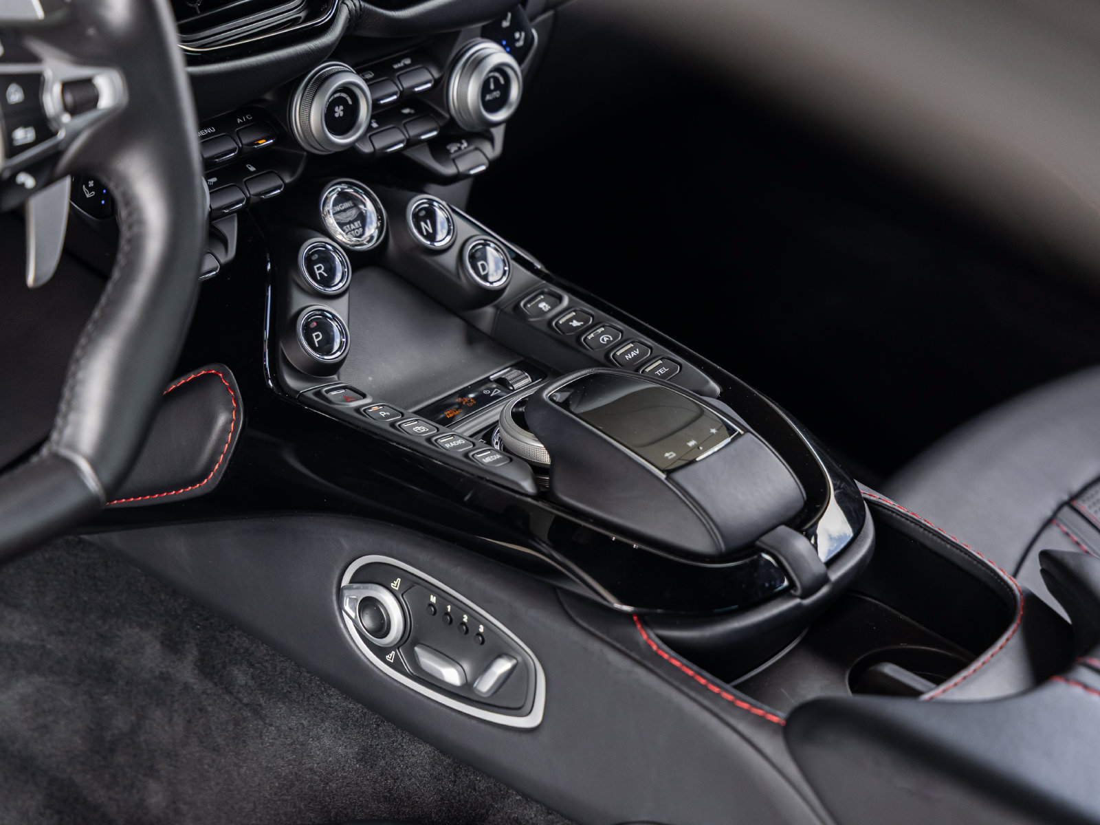 Used 2023 Aston Martin V8 Vantage Coupe RWD image 27