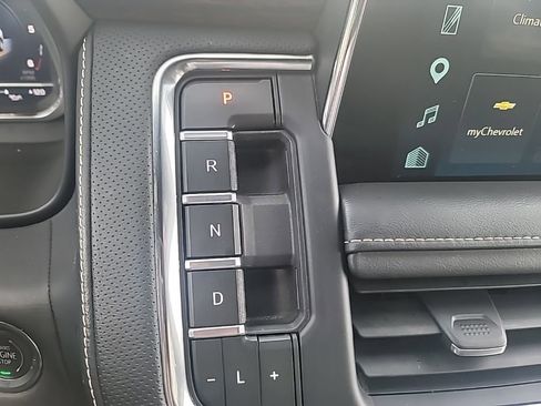 Used 2023 Chevrolet Suburban Premier w/ Advanced Technology Package image 27