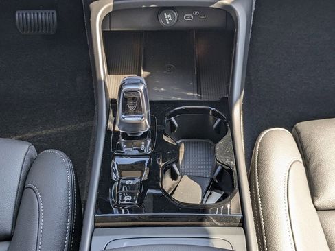 New 2025 Volvo XC40 B5 Ultra w/ Climate Package image 17