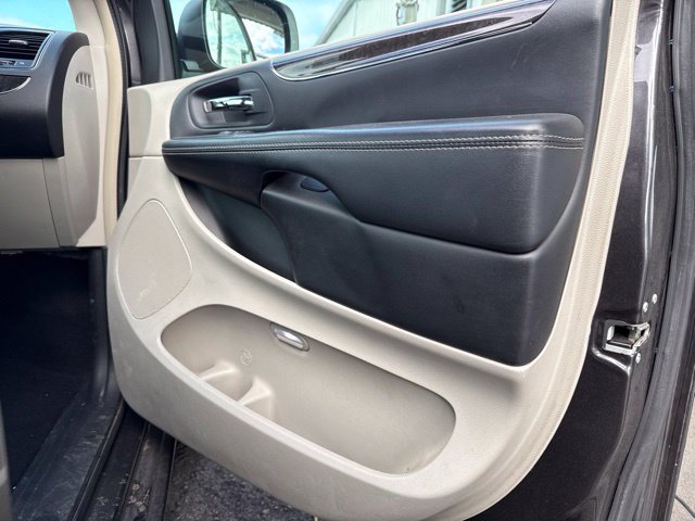 Used 2016 Chrysler Town & Country Touring FWD image 16