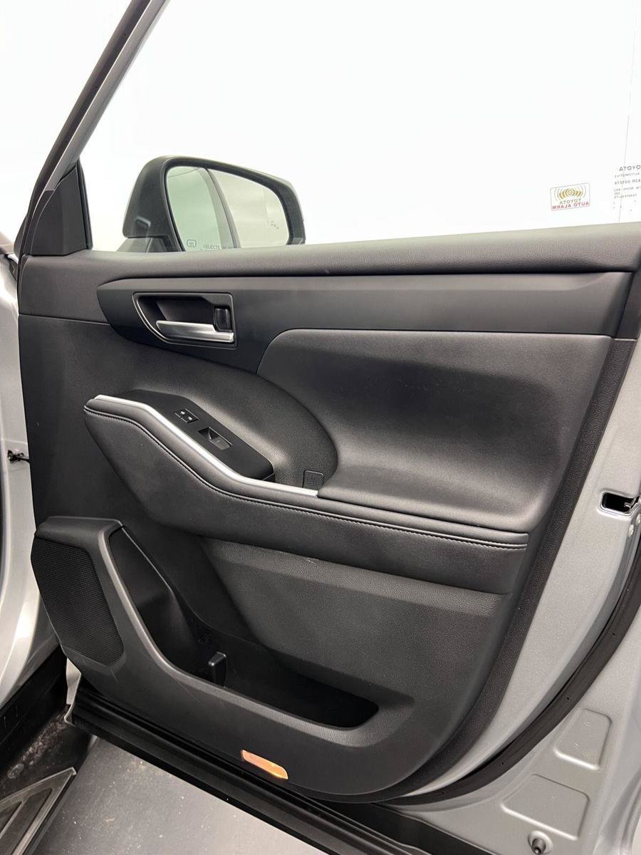 Used 2020 Toyota Highlander XLE FWD image 31